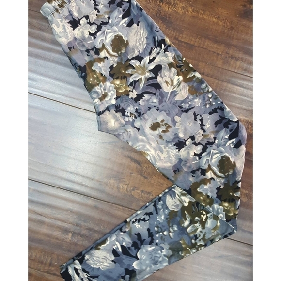 LEGGINGS DEPOT Gray & Green Floral Print Full length Leggings Size 12-20 NWT - Picture 1 of 5
